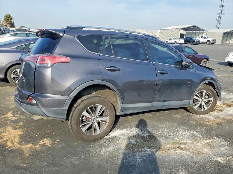 صورة رقم 3 من المزاد - 2017 TOYOTA RAV4 مع VIN JTMRFREV2HJ121536
