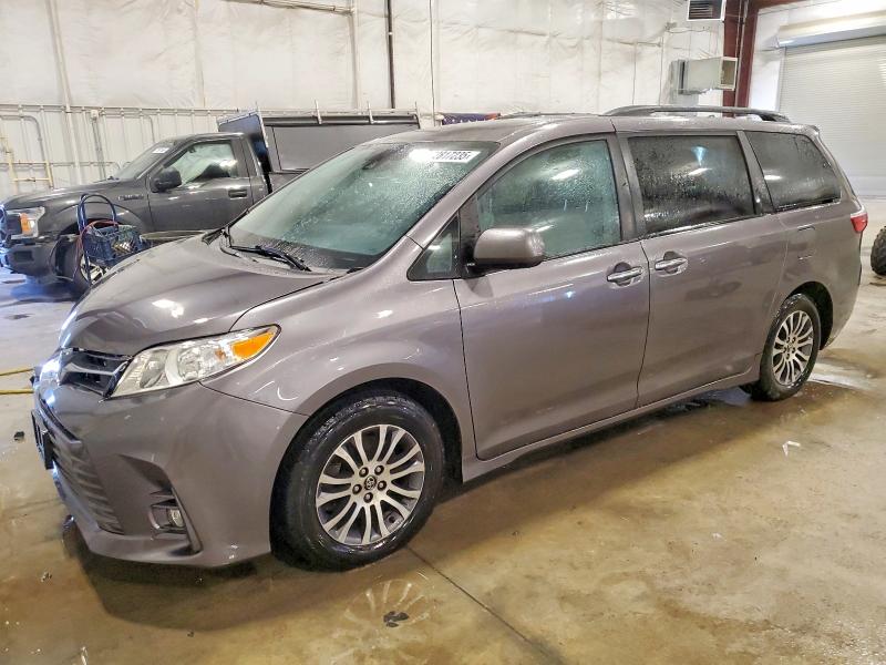 TOYOTA SIENNA XLE 2019 with VIN 5TDYZ3DC7KS983774 - Photo from auction