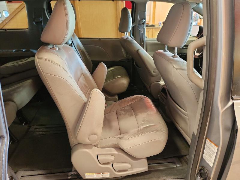 Photo 11 from auction – 2016 TOYOTA SIENNA XLE with VIN 5TDYK3DC8GS725680