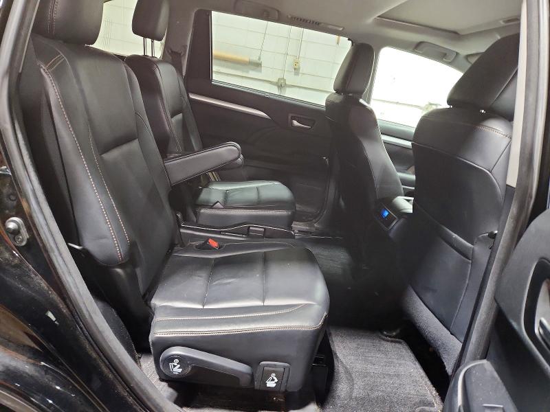Photo 11 from auction – 2018 TOYOTA HIGHLANDER with VIN 5TDJZRFH8JS551528