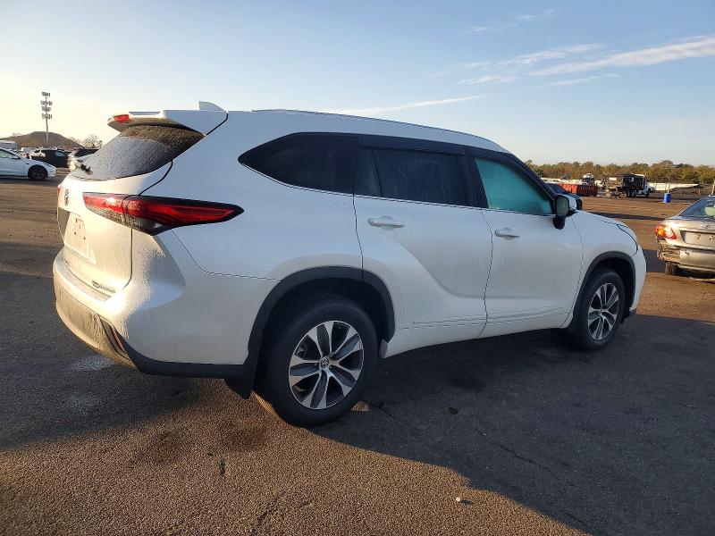 Photo 3 from auction – 2021 TOYOTA HIGHLANDER with VIN 5TDHZRBH7MS528542