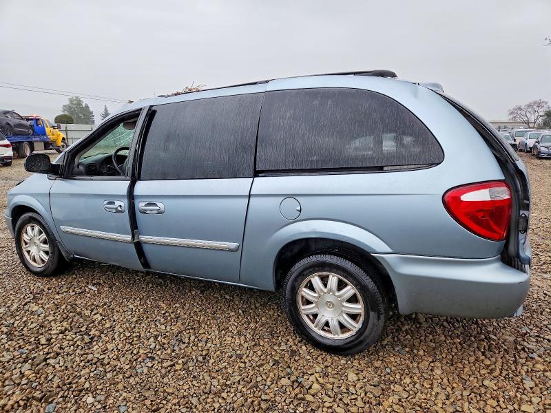Photo 2 from auction – 2005 CHRYSLER TOWN & COU with VIN 2C8GP54LX5R507804