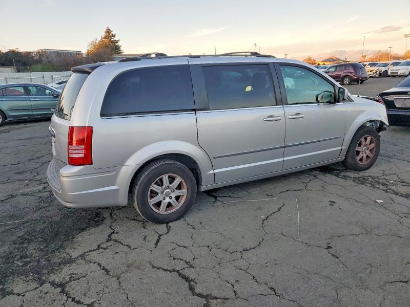 Photo 3 from auction – 2010 CHRYSLER TOWN & COU with VIN 2A4RR5D16AR397745
