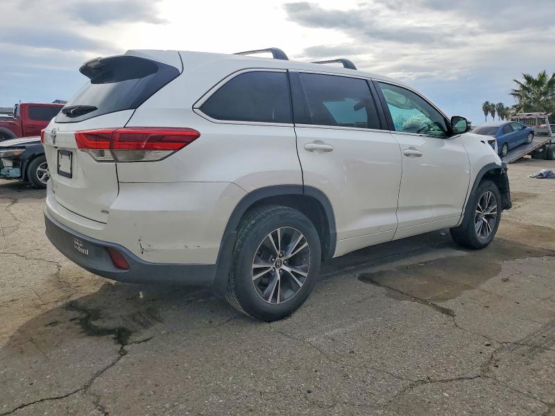 Photo 3 from auction – 2017 TOYOTA HIGHLANDER with VIN 5TDBZRFHXHS419594