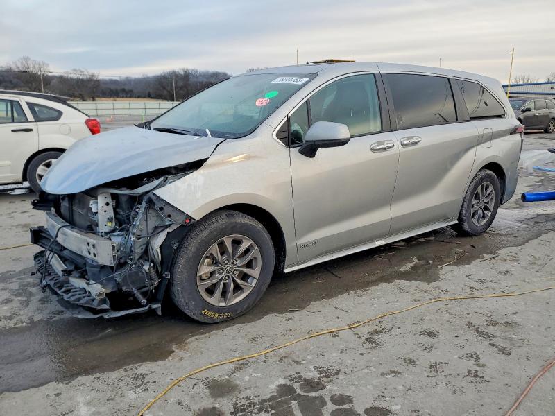 TOYOTA SIENNA XLE 2021 with VIN 5TDYRKEC1MS057608 - Photo from auction