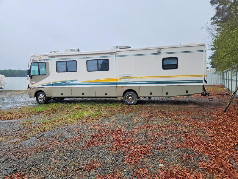 Photo 3 from auction – 2003 BOUNDER MOTORHOME with VIN 5B4MP67G433357743