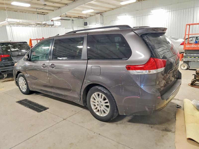 Photo 2 from auction – 2014 TOYOTA SIENNA XLE with VIN 5TDYK3DC2ES454595