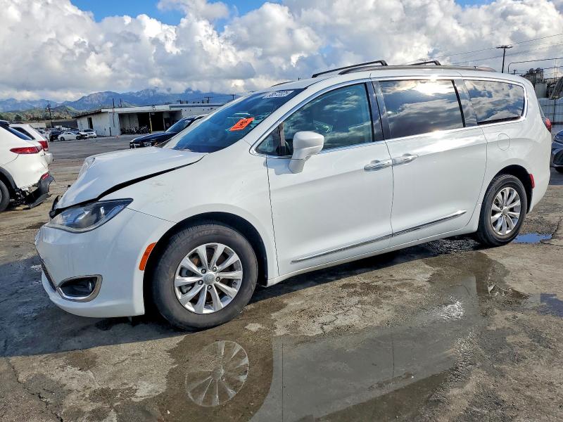 CHRYSLER PACIFICA 2017 with VIN 2C4RC1BG2HR564569 - Photo from auction