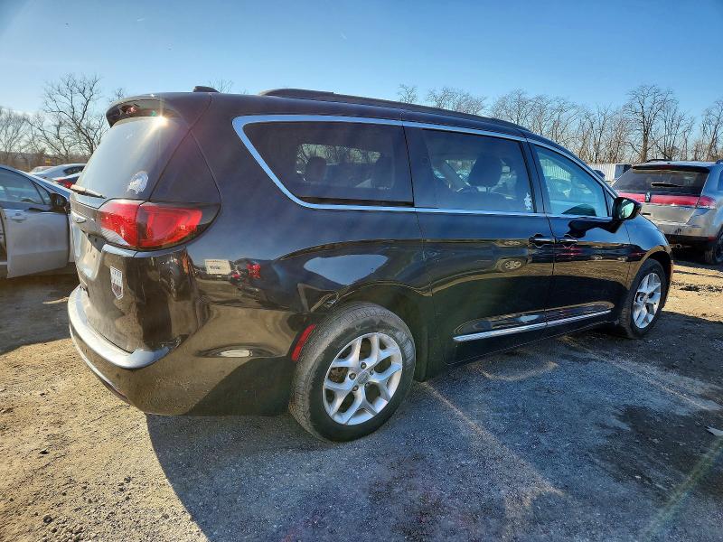 Photo 3 from auction – 2017 CHRYSLER PACIFICA with VIN 2C4RC1BG5HR725691