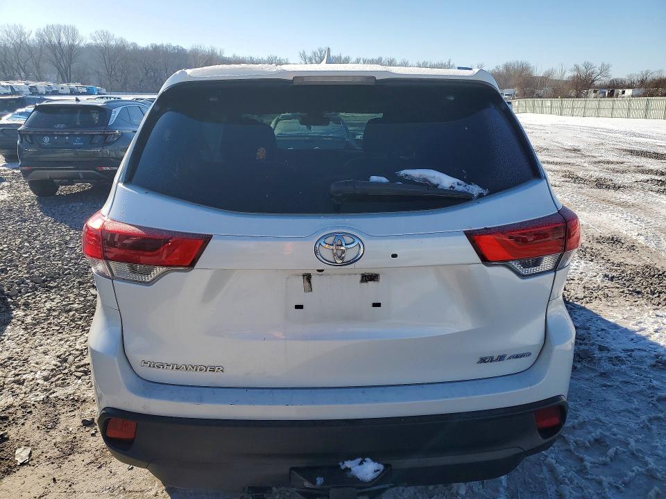 Photo 6 from auction – 2018 TOYOTA HIGHLANDER with VIN 5TDJZRFHXJS865889