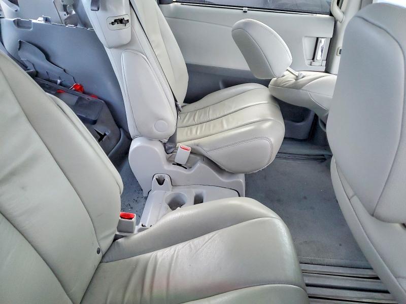 Photo 11 from auction – 2014 TOYOTA SIENNA XLE with VIN 5TDYK3DCXES463562