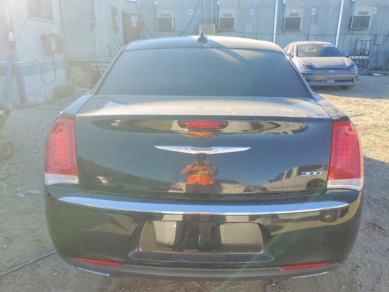 Photo 6 from auction – 2018 CHRYSLER 300 with VIN 2C3CCAAG7JH209047