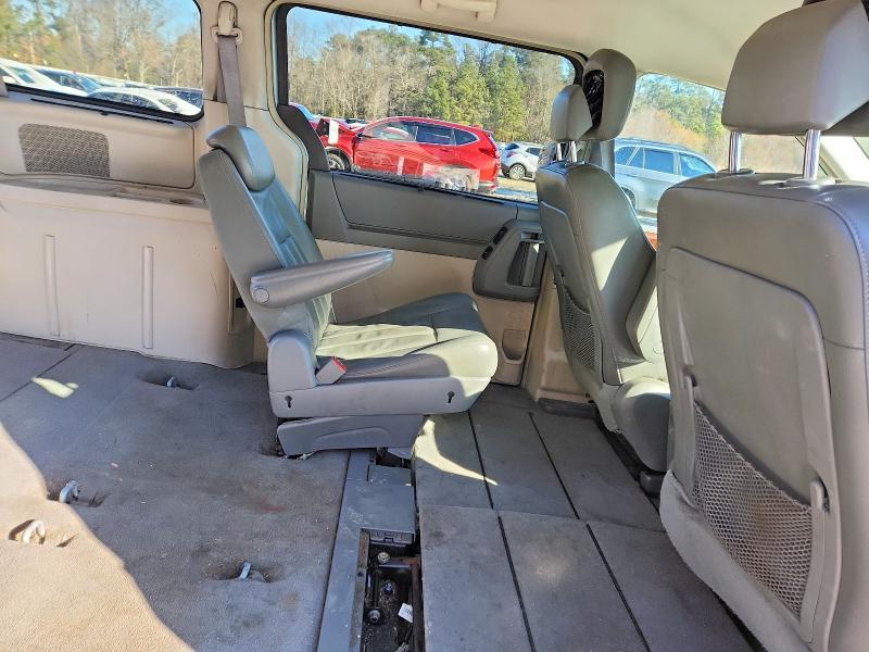 Photo 11 from auction – 2010 CHRYSLER TOWN & COU with VIN 2A4RR5D1XAR324331