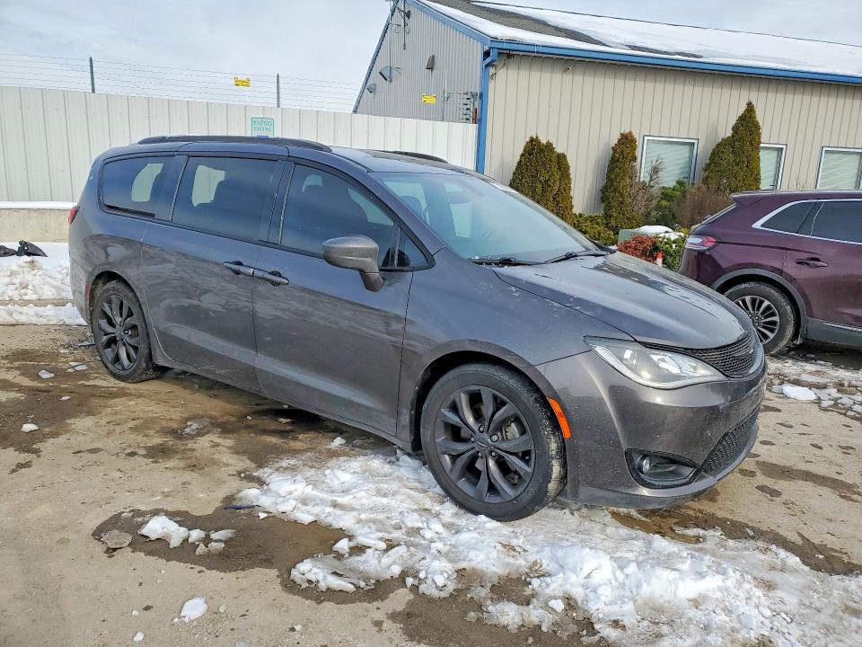 Photo 4 from auction – 2018 CHRYSLER PACIFICA with VIN 2C4RC1EG2JR168210
