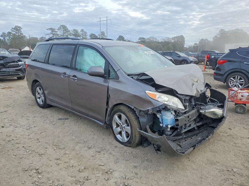 Photo 4 from auction – 2018 TOYOTA SIENNA with VIN 5TDKZ3DC2JS956180