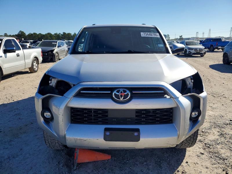 Photo 5 from auction – 2023 TOYOTA 4RUNNER SR with VIN JTEEU5JR4P5285685