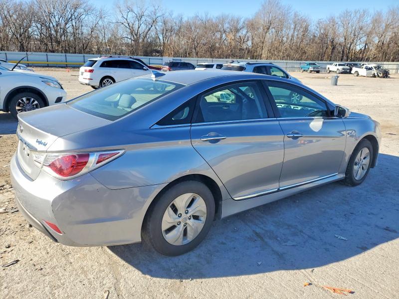 Photo 2 from auction – 2015 HYUNDAI SONATA HYB with VIN KMHEC4A43FA129290