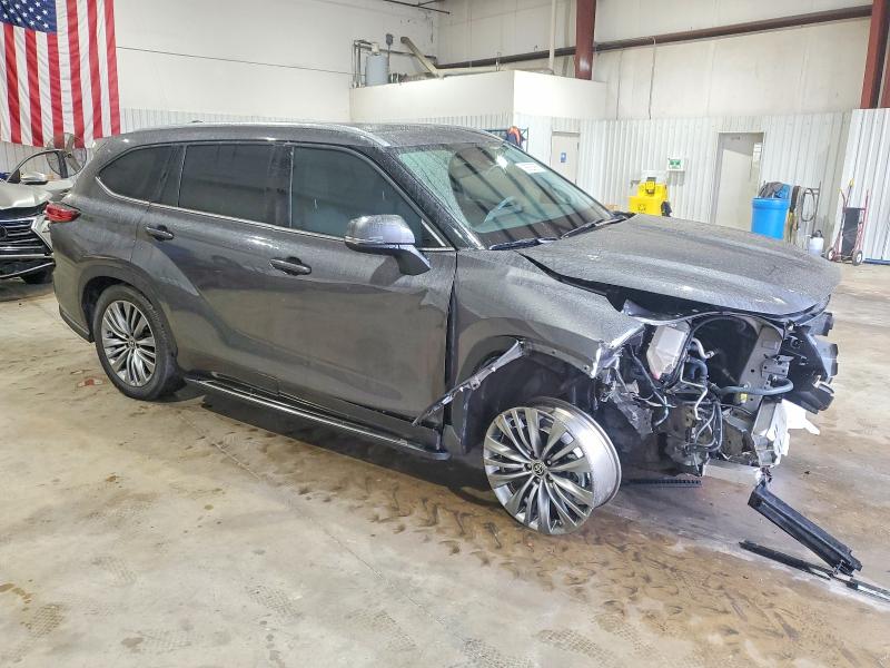 Photo 4 from auction – 2022 TOYOTA HIGHLANDER with VIN 5TDFARAH6NS012996