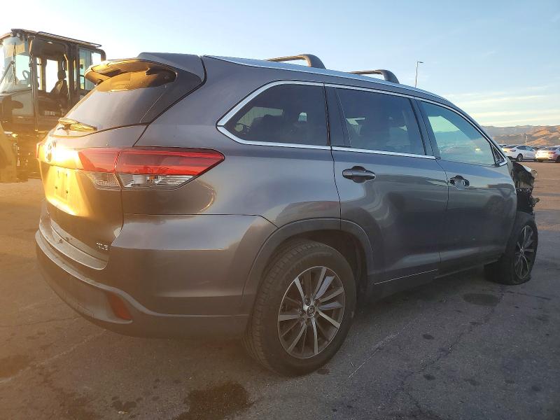 Photo 3 from auction – 2018 TOYOTA HIGHLANDER with VIN 5TDKZRFH3JS282617