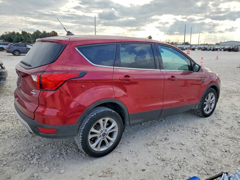 Photo 3 from auction – 2019 FORD ESCAPE SE with VIN 1FMCU0GDXKUB19692