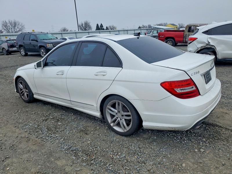 Photo 2 from auction – 2013 MERCEDES-BENZ C 250 with VIN WDDGF4HB8DG103602