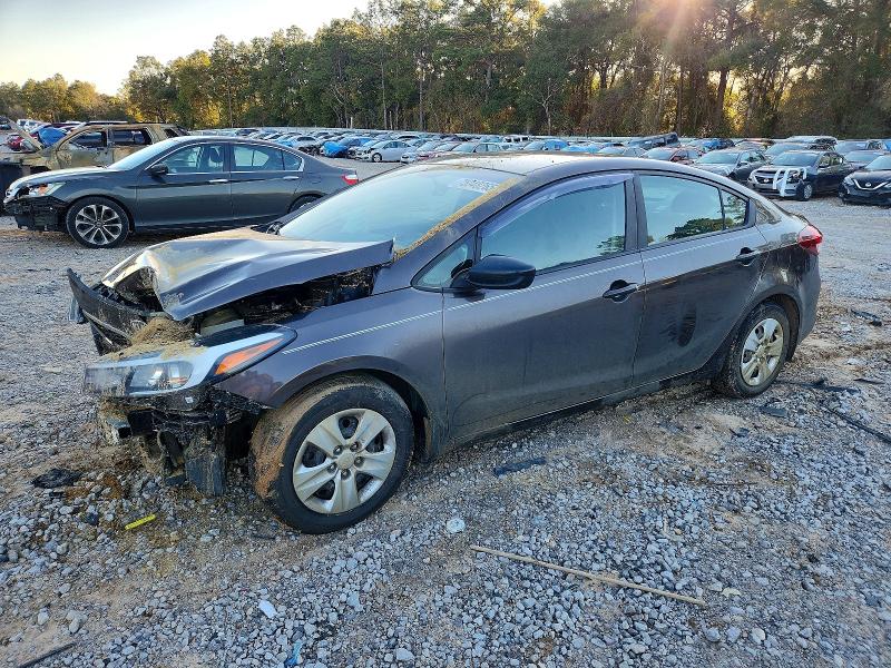 KIA FORTE 2017 with VIN 3KPFK4A7XHE061222 - Photo from auction