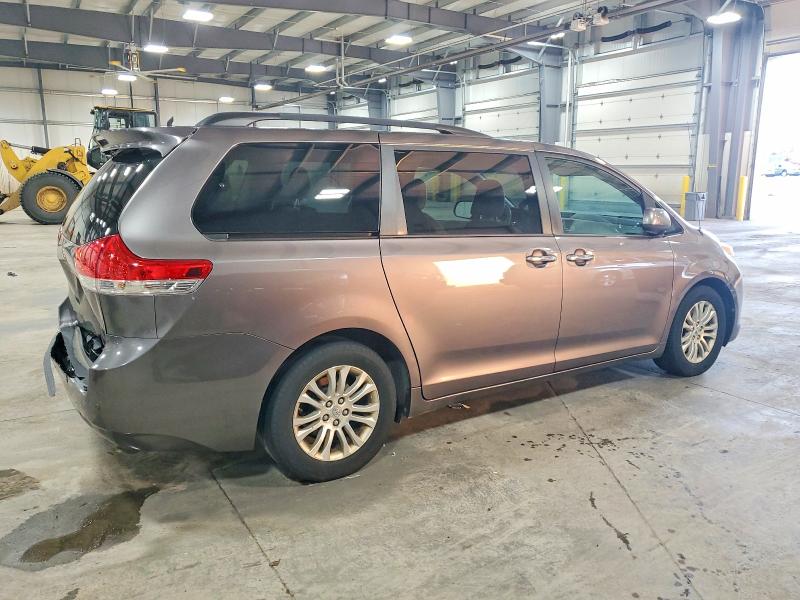 Photo 3 from auction – 2013 TOYOTA SIENNA XLE with VIN 5TDYK3DC0DS344370