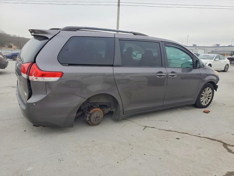 Photo 3 from auction – 2011 TOYOTA SIENNA XLE with VIN 5TDYK3DC9BS097640
