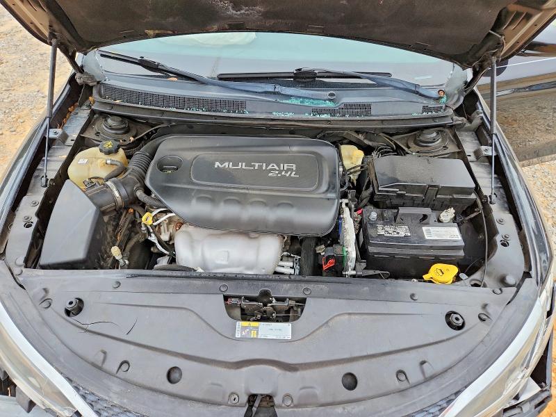 Photo 11 from auction – 2015 CHRYSLER 200 LIMITE with VIN 1C3CCCABXFN555348