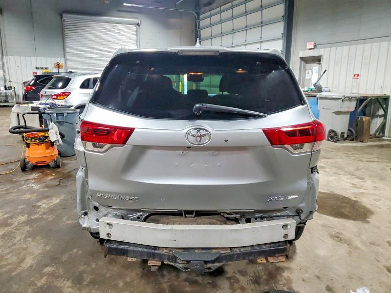 Photo 6 from auction – 2017 TOYOTA HIGHLANDER with VIN 5TDJZRFH4HS372672