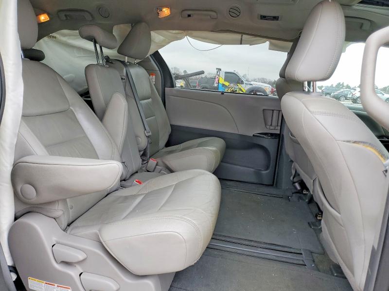 Photo 11 from auction – 2016 TOYOTA SIENNA XLE with VIN 5TDYK3DC7GS701452