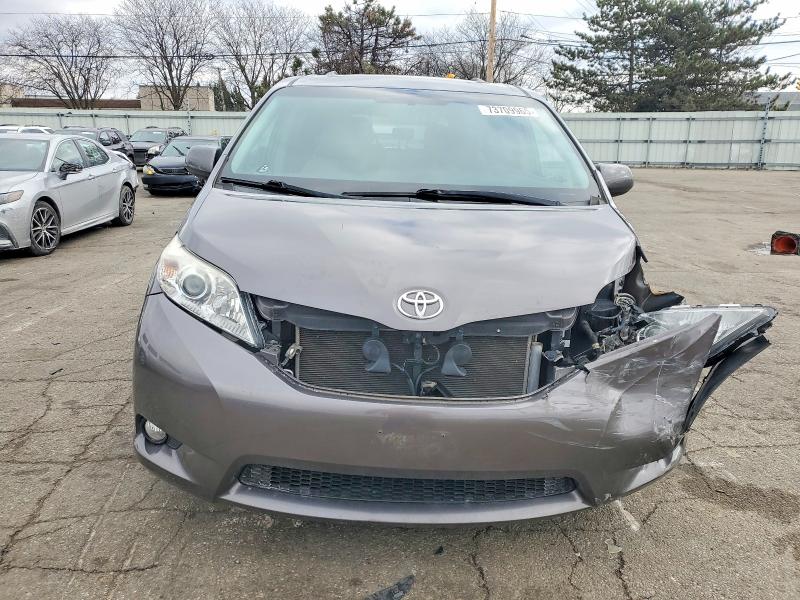 Photo 5 from auction – 2017 TOYOTA SIENNA XLE with VIN 5TDDZ3DC7HS166246