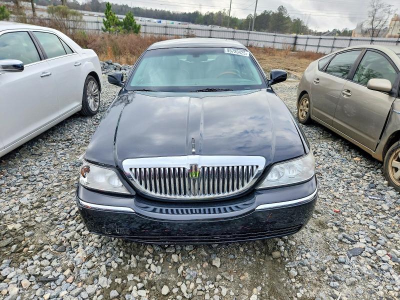 Photo 5 from auction – 2004 LINCOLN TOWN CAR U with VIN 1LNHM83W14Y661237
