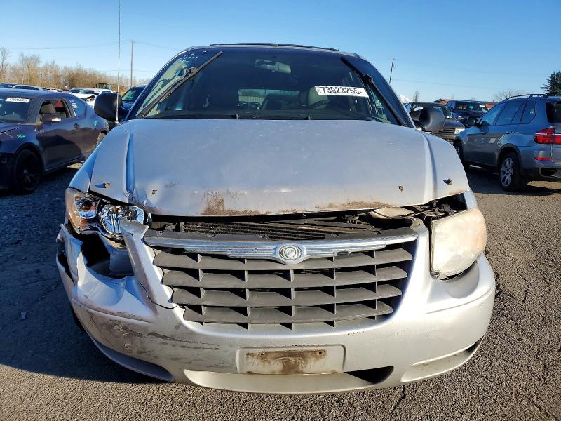 Photo 5 from auction – 2006 CHRYSLER TOWN & COU with VIN 2A4GP44R96R905095
