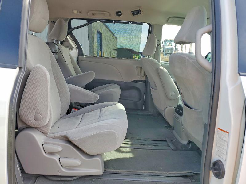 Photo 11 from auction – 2018 TOYOTA SIENNA LE with VIN 5TDKZ3DC8JS953252