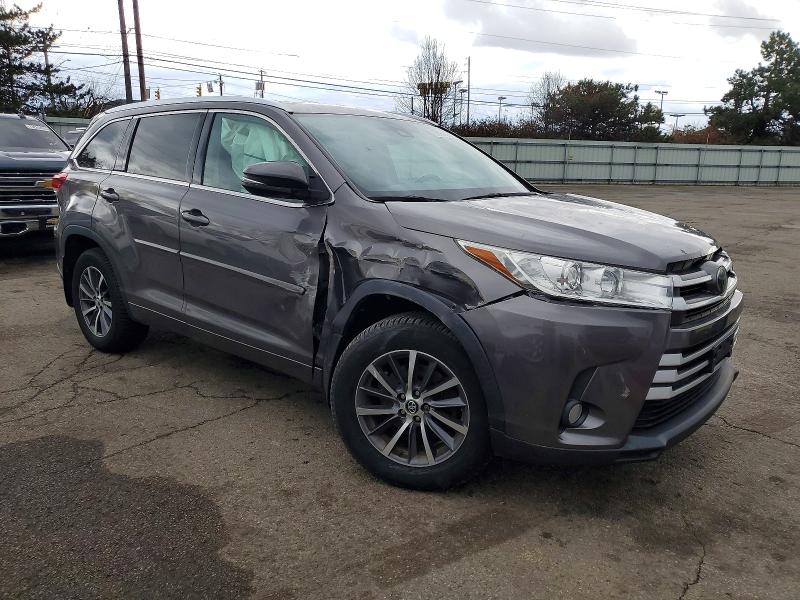 Photo 4 from auction – 2017 TOYOTA HIGHLANDER with VIN 5TDJZRFH8HS437409
