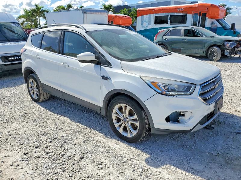 Photo 4 from auction – 2017 FORD ESCAPE SE with VIN 1FMCU9GD3HUE23637