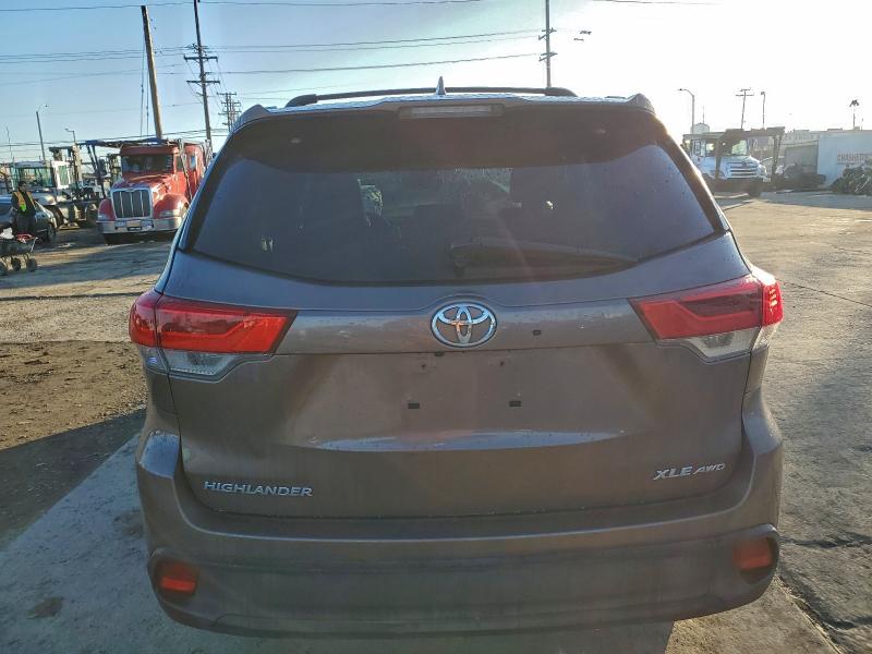 Photo 6 from auction – 2018 TOYOTA HIGHLANDER with VIN 5TDJZRFH1JS827242