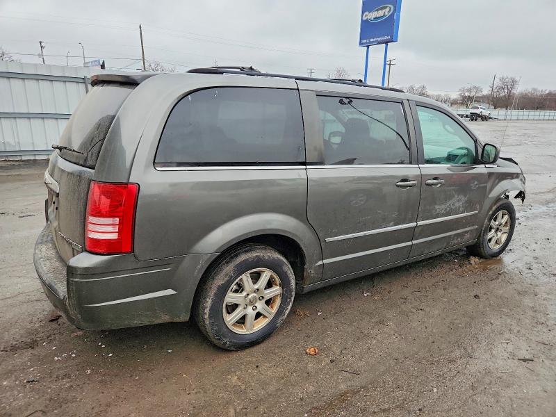 Photo 3 from auction – 2010 CHRYSLER TOWN & COU with VIN 2A4RR5D10AR357659