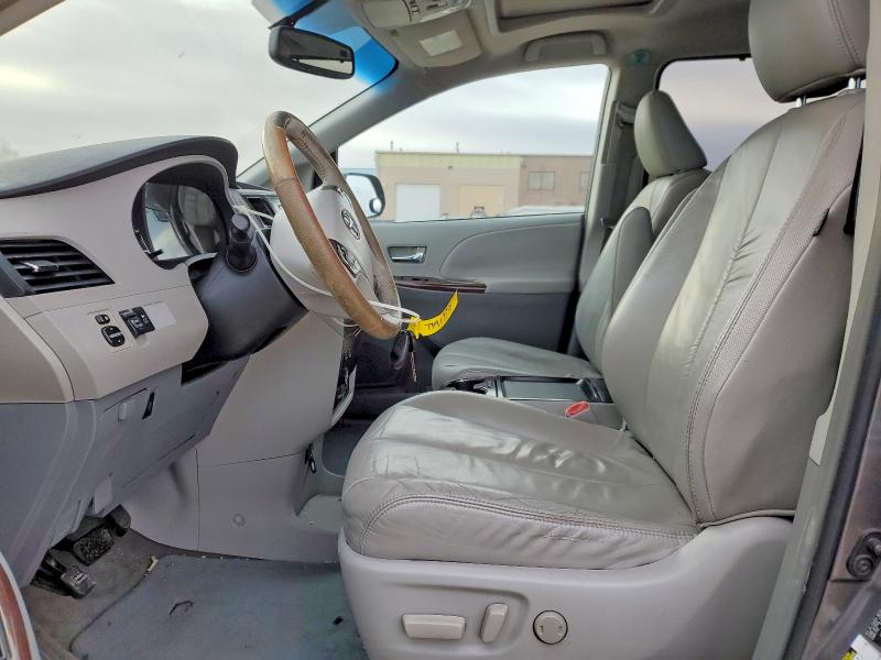 Photo 7 from auction – 2011 TOYOTA SIENNA XLE with VIN 5TDYK3DC9BS125078