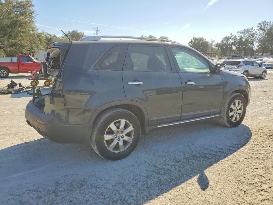 Photo 3 from auction – 2013 KIA SORENTO LX with VIN 5XYKT3A68DG386848