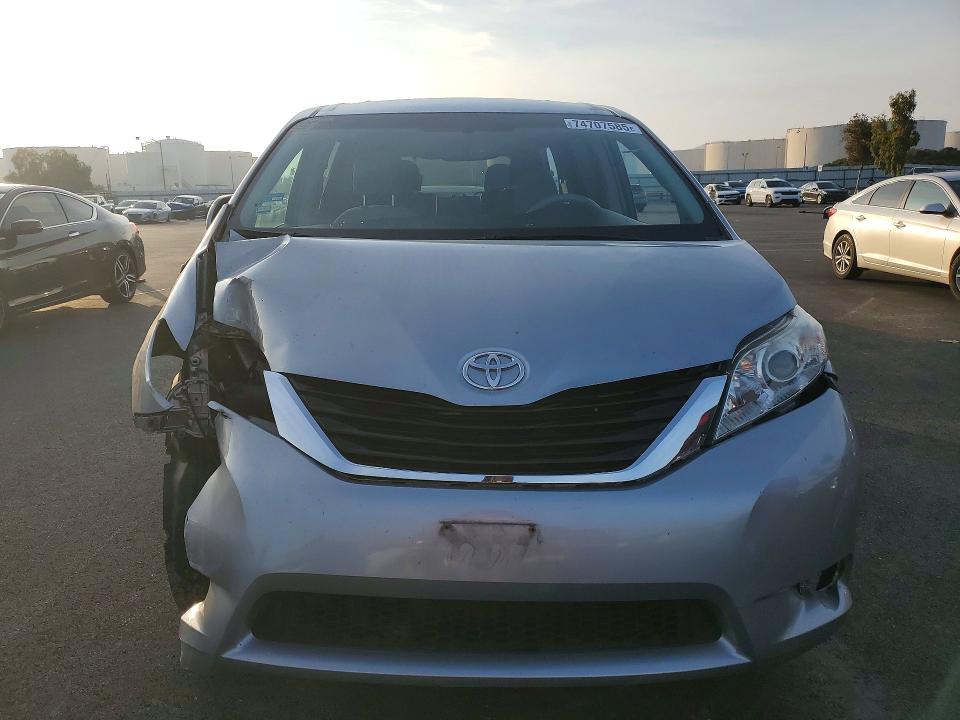 Photo 5 from auction – 2014 TOYOTA SIENNA with VIN 5TDKK3DCXES419731