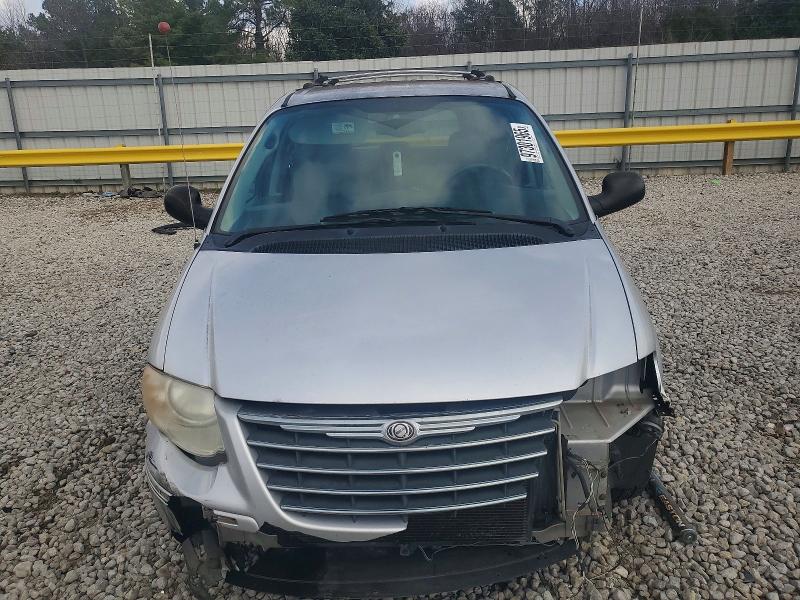Photo 5 from auction – 2005 CHRYSLER TOWN & COU with VIN 2C8GP64L95R457256