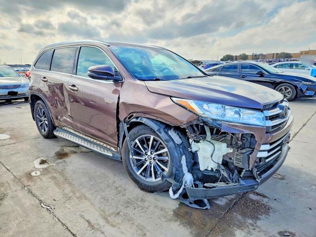 Photo 4 from auction – 2017 TOYOTA HIGHLANDER with VIN 5TDKZRFH4HS193939