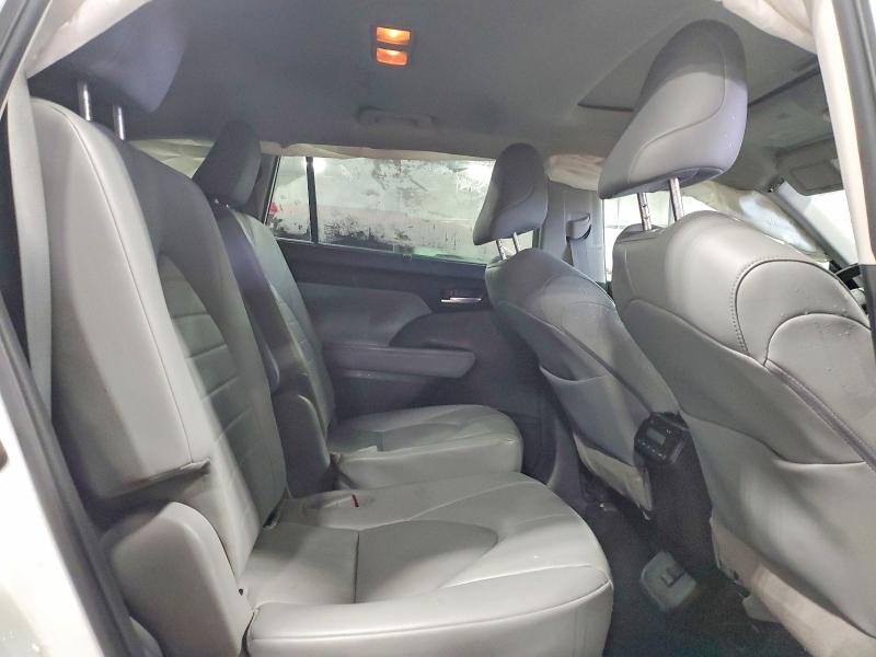 Photo 11 from auction – 2022 TOYOTA HIGHLANDER with VIN 5TDGZRBH5NS572732