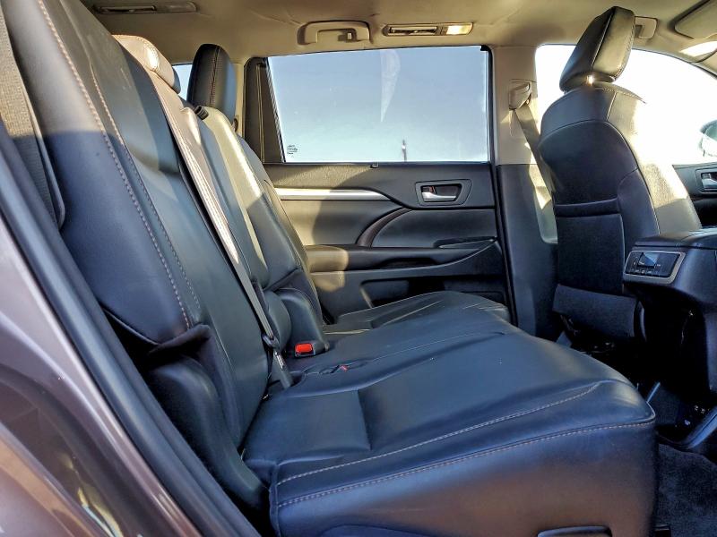 Zdjęcie 11 z aukcji – 2018 TOYOTA HIGHLANDER z VIN 5TDJZRFH1JS827242