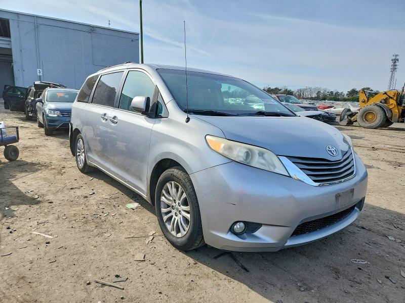 Photo 4 from auction – 2014 TOYOTA SIENNA XLE with VIN 5TDYK3DC2ES484633