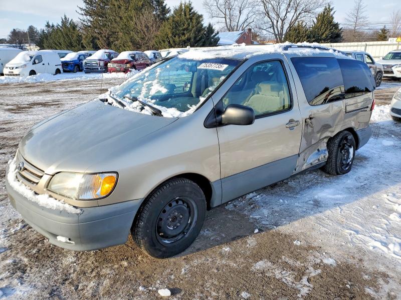 TOYOTA SIENNA LE 2002 with VIN 4T3ZF13C32U429892 - Photo from auction