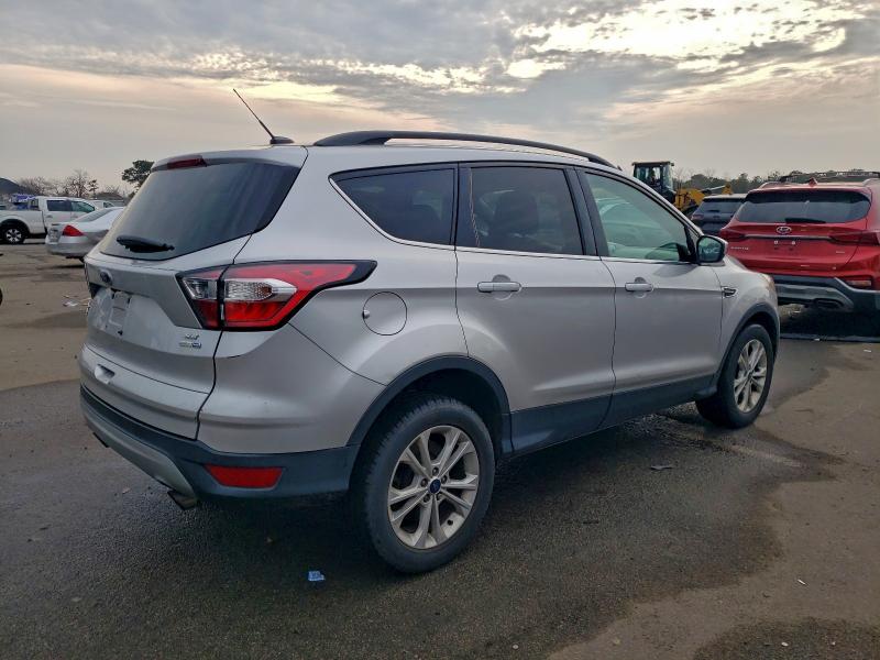 Photo 3 from auction – 2017 FORD ESCAPE SE with VIN 1FMCU9GD5HUE43856