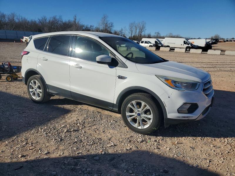 Photo 4 from auction – 2017 FORD ESCAPE SE with VIN 1FMCU0GD5HUE38619